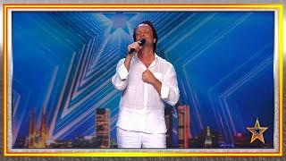 Es holandés ¡y un impresionante imitador de Julio Iglesias  Audiciones 1  Got Talent España 2019 [upl. by Enorej]