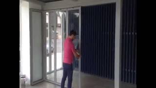 Funcionamiento de puerta plegable de aluminio S35 Abrir y cerrar cerramiento [upl. by Salokin]