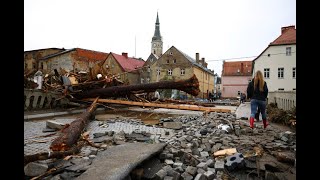 Sytuacja powodziowa w Polsce Oglądaj program specjalny Onetu [upl. by Yleek]