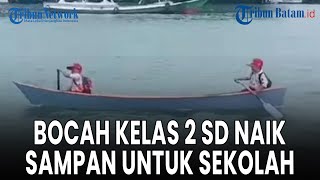 Bocah Kelas 2 SD di Sulsel Naik Sampan Untuk Sekolah [upl. by Dyane]