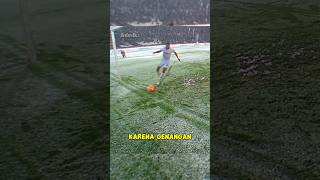 Ketika bermain bola di cuaca buruk 🥶  football bola sepakbola footballshort ball [upl. by Kannry]