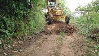 MAQUINARIA PESADA🚜trabajando cunetiando carreteras 🌄 MOTONIVELADORA Caterpillar 120 K motor grader [upl. by Ahsuoj]