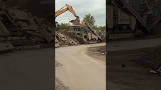 Aktuell räumt der große Steinbrecher von Kafril unseren Lagerplatz auf bau baustelle bagger [upl. by Asillam672]