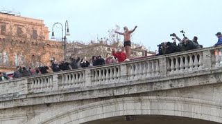 Roma tuffo di Capodanno nel Tevere “Dedicato a chi non c’è più” [upl. by Winthrop996]