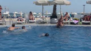 A swimming underwater in pool at Black Sea  A inoata pe sub apa in piscina la mare [upl. by Ogirdor104]