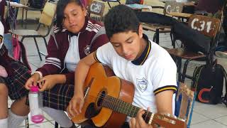 Este chico tiene una voz increíble incluyendo la coordinación y disiplina al tocar la guitarra [upl. by Lebisor521]