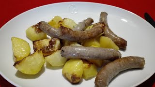 SALSICCIA E PATATE AL FORNO  RICETTA FACILE E VELOCE [upl. by Ahcmis]