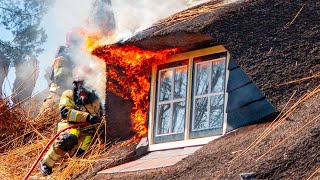 Grote brand in rietgedekte boerderij in Laren 🚒🚒🚒 [upl. by Roxanne]