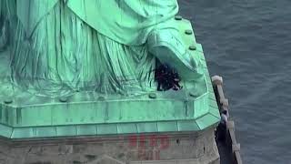 Una persona trata de subir la Estatua de la Libertad en Nueva York y es capturada [upl. by Lenoel]