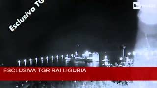 INCIDENTE AL PORTO DI GENOVALIMPATTO DELLA NAVE CONTRO LA TORRE PILOTI [upl. by Arobed]