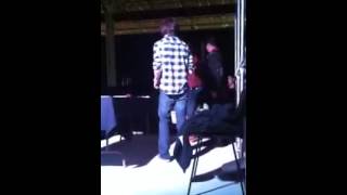 Beso de Chandler Riggs con una fan de México [upl. by Ettenoj597]