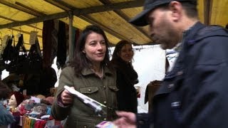 Cécile Duflot EELV tracte à Paris pour François Hollande [upl. by Eanad251]