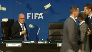 Sepp Blatter dilempar uang [upl. by Halvaard]