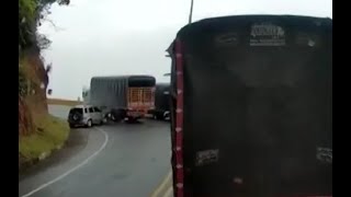 ¿Conducta suicida o imprudencia Camionero causa accidente en Antioquia [upl. by Laehcor697]