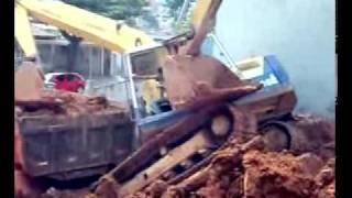 Excavator Accident Crash with Excavator Pelle Koparka Maskiner Bagger Unfall Komatsu [upl. by Crow]