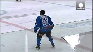 Vidéo Un hockeyeur norvégien met le feu à la glace [upl. by Leanora]