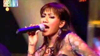 Shreya Ghoshal singing Lata Mangeshkar classic quotChalte chalte yuhi koiquot from Pakeezah [upl. by Jaime]