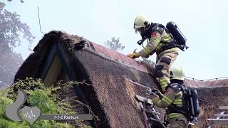 Brand in rieten kap van woning in Renkum [upl. by Anivlem]