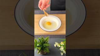 You can cook a perfect fried egg in the microwave in just one minute [upl. by Curtis]