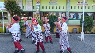 SeBerkas  Selasa Berkreasi  penampilan kelas 2A menampilkan tari sipongsipong [upl. by Iorio]