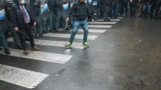 Protesta ristoratori Polizia e manifestanti si rimpallano le bombe carta [upl. by Ytsrik]