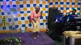 Sis Osinachi Nwachukwu best live performance in Cameroonspirit filled ministration izeyjames keyboa [upl. by Yarased]