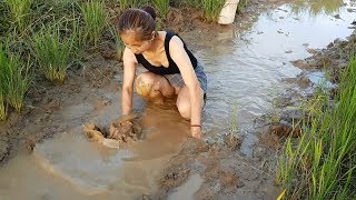 WOW Sexy Girl Fishing at battambang Province in cambodia Traditional Fishingpart68 [upl. by Enaffit]