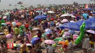 Les chinois sur la plage à Beidaihe diffusé le 30072014 au JT 13h [upl. by Rosane]