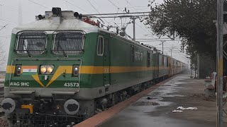 Nauchandi Express को नहीं मिला LHB रेक [upl. by Notnert]