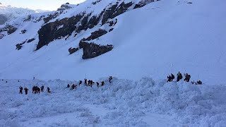 Suisse  une avalanche sur une piste de ski fait quatre blessés [upl. by Odlanyer723]