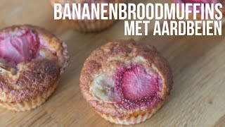 RECEPT Bananenbroodmuffins met aardbeien  OhMyFoodness [upl. by Blanche]