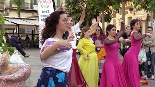 Alumnos de la Escuela de Danza llevan el show por los rincones de Melilla a ritmo de Encanto [upl. by Albion793]