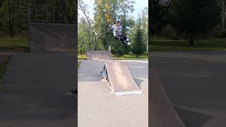 Трюки на самокатекиклесчерезспайнscootscootingskateparkscootworldskateboardingshorts [upl. by Aicnatsnoc731]