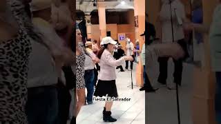 Así baila la catracha 💃🥳 baile cumbia [upl. by Azile]