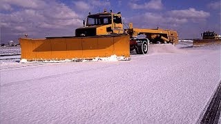 ParisCharles de Gaulle  opérations de déneigement et de dégivrage Décembre 2012 [upl. by Leclair368]