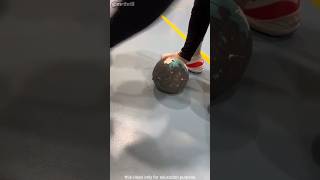 This is how a handball player cleans a sticky ball [upl. by Waldon936]