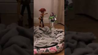 Grabé a mi woody y buzz lightyear moviéndose solos en la vida real juguetes del diablo disney [upl. by Freyah]