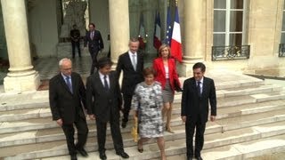 Hommage à Sarkozy au Conseil des ministres le PS réuni autour de Hollande [upl. by Nahtaj588]