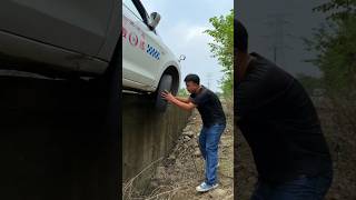 A technique to save your car quickly when the wheel accidentally falls off a bump in the road short [upl. by Assiralc531]