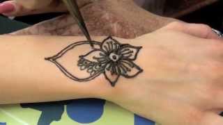 How to tattoo the hand with Henna [upl. by Saleem]