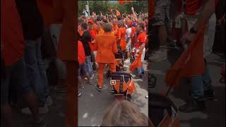 Ook in München gaan de Oranjefans van links naar rechts oranje dutcharmy nederlands roened [upl. by Merceer]