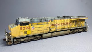 Showcase Athearn Genesis Union Pacific 5293 ES44AC H0 scale weathered [upl. by Scutt]