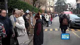 Il video della fila al consolato russo di Milano contestati alcuni manifestanti anti Putin [upl. by Launcelot]