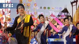 Tailandia celebra que el festival del agua Songkran sea ya patrimonio de la humanidad [upl. by Sonahpets]