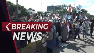 BREAKING NEWS  Demo di Gedung DPRMPR jelang Pengumuman Hasil Pemilu 2024 [upl. by Eenitsed658]