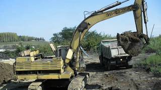 Old russian excavator EO4225AЭкскаватор ЭО4225А в работе часть 1 [upl. by Acirej]