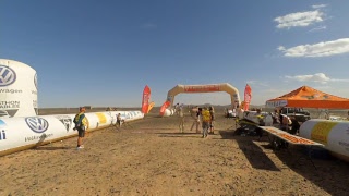 Arrivée en direct du MARATHON DES SABLES 2018  ETAPE 4 [upl. by Ecnatsnok601]