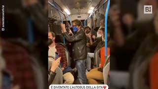 Sorpresa Sul bus cè Samuele Bersani tutti i passeggeri cantano le sue hit [upl. by Kerri]