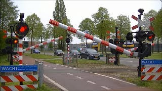 Spoorwegovergang Aalten  Dutch railroad crossing [upl. by Irihs]