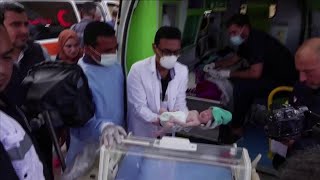 Gaza il trasferimento in Egitto di un gruppo di bambini dellospedale Al Shifa nati prematuramente [upl. by Ecirtak]